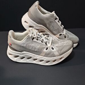 On Cloudeclipse Running Shoes in Alloy/White